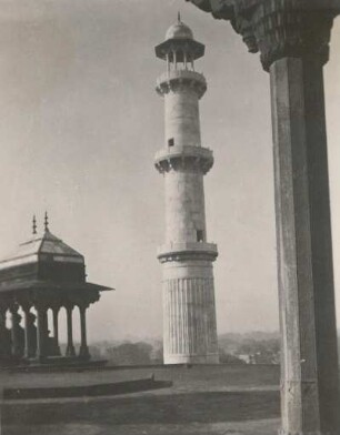 Sikandra bei Agra, Indien. Mausoleum des Kaisers Akbar (Jalaludin Muhammad, 1542–1605), um 1600-1613. Einer der vier Minarettaufsätze aus weißem Marmor über der Eingangshalle des Torbaus