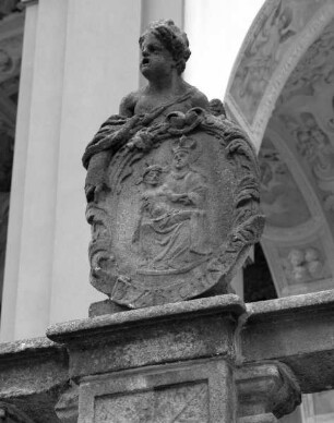 Engel eine Kartusche haltend. Kartusche mit einem Pietàrelief (Maria Bechynská)