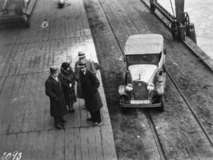 Löschen der Ladung : Eine Gruppe aus drei Männern und einer Frau neben einem Fahrzeug der Schomburgk Expedition im Hamburger Hafen.