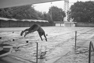 Badebetrieb im Rheinhafenbad