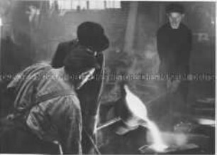 Kleinguss gießen - aus der Reihe: Plamag-Gießerei Plauen - 1947-1948