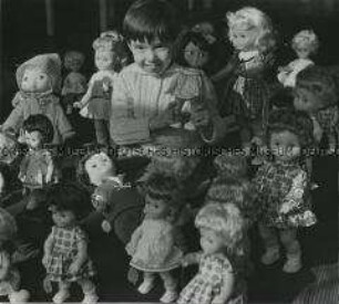 Mädchen mit Sortiment von Puppen des VEB Puppenfabrik "biggi" Waltershausen