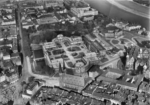 Dresden-Altstadt. Zwinger (1709-1728; M. D. Pöppelmann, B. Permoser) und Theaterplatz mit Opernhaus. Luftbild-Schrägaufnahme von Südsüdwest