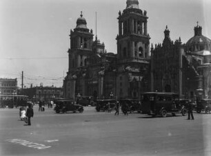 Kathedrale von Mexiko-Stadt : Die Kathedrale von Mexiko-Stadt. Im Vordergrund Fahrzeuge.