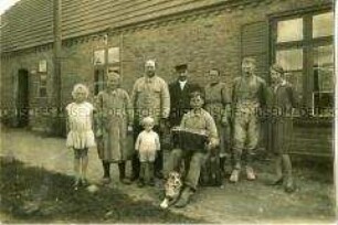 Gruppe vor einem Bauernhaus in Mecklenburg