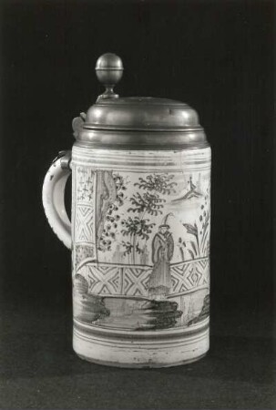 Walzenkrug (mit Deckel). Fayence, bemalt; H. 26,5 cm. Deutschland, M. 16. Jh. Dresden: Kunstgewerbemuseum 43202