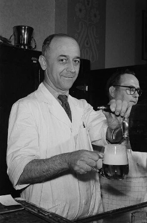 Barmann beim Bier zapfen
