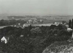Dresden-Hosterwitz. Blick vom Zuckerhut über den Keppgrund und die Pillnitzer Landstraße nach Südwest