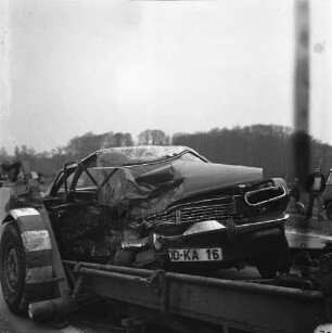 B 404: bei Nütschau: Verkehrsunfall: Zusammenstoß von zwei Pkws: Unfall-Pkw mit eingedrückter Karosserie auf Hänger von Abschleppwagen: hinten rechts Mann, Kind auf Fahrrad, 2. März 1974