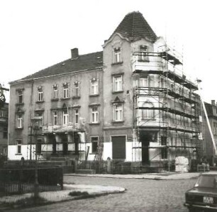 Dresden-Mickten, Hauptmannstraße 24/Ecke Naundorfer Straße. Wohnhaus mit Ladeneinbauten (1904). Eckansicht von Nordwesten