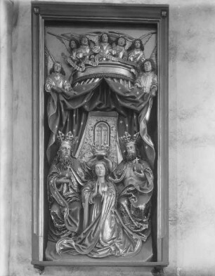 Altarflügel mit Schnitzrelief einer Marienkrönung