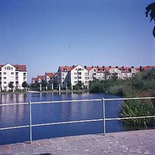 Hansjakob, Gottfried; München - Schwabing, Berliner Str.; Wohnanlage an der Berliner Straße (Schwabinger See) - Wohnanlagen, nördliches Ufer, Blick über Teich