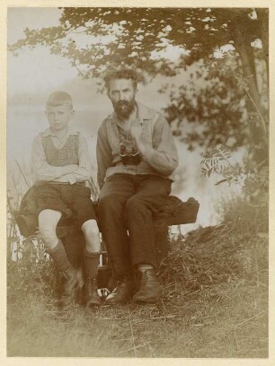 Königswartha, Rudolf Zimmermann mit Wolfgang, einem Sohn von Rudolf Löffler, am Ufer eines Teichs sitzend