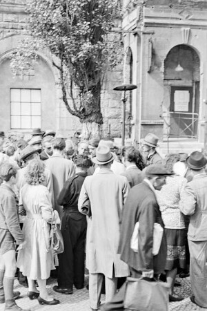 Währungsreform in den westlichen Sektoren am 24. Juni 1948. Schwarzmarkt am Bahnhof Zoo