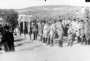 Beerdigung von Leutnant von Künsberg und Kraftfahrer in Nazareth, Juni 1918