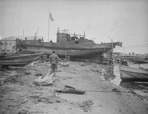 Hafen von Shikuka : Frachter am Kai