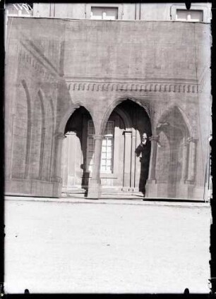 Schloßtheater; Kulisse, gotische Arkade