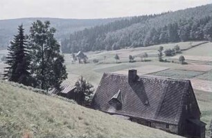 Blick auf eine Ortschaft im Erzgebirge