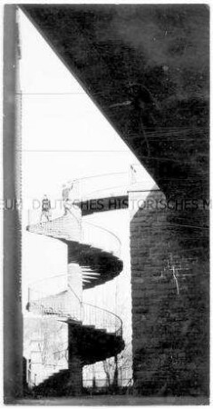 Jungen steigen von einer Brücke eine Wendeltreppe herab