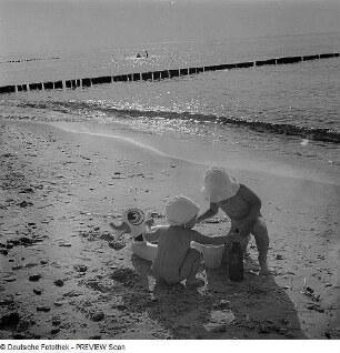 Spielende Kinder am Ostseestrand