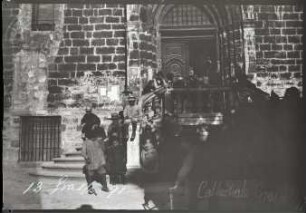 Grasse. Kinder auf der Place du Petit-Puy vor der Kathedrale Notre-Dame-du-Puy