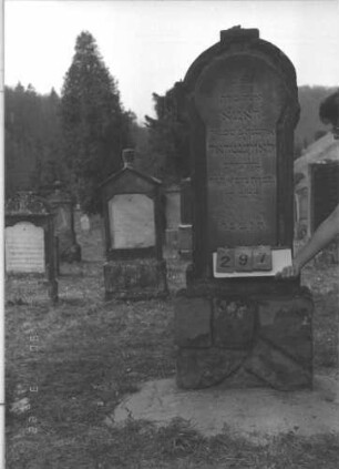 Grabstein 297 (Index: 100009320) Zustand: Rückseite: linke Hälfte abgebröckelt Maße HxBxT: 162x55x17 cm: Grabstein 297