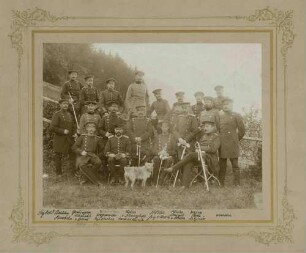 Generalstabsreise 1896, zwanzig Offiziere (unter ihnen Oberst Max Forster) teils stehend, teils sitzend, in Uniform und Mütze, Bilder vorwiegend in Halbprofil