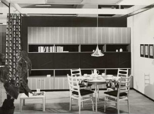Stuhl mit gepolsterter Sitzfläche : Wohnzimmermöbel (1972; VEB Möbelkombinat Berlin (MKB)). Ansicht mit Anbauwand und Eßplatz