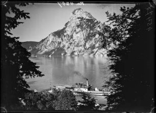 Österreich, Salzkammergut. Blick auf Traunsee mit Ausflugsdampfer und Traunstein