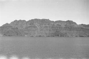 Vor der Küste von Aden : Blick vom Meer auf die Küste von Aden
