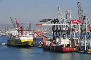 Barcelona - Hafenkai : Frachtschiffe liegen im Hafen am Kai. Aufgenommen am 16. Oktober 2009 in Barcelona