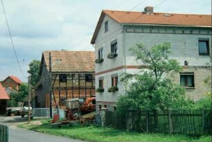 Gehöft mit umgebautem Wohnhaus