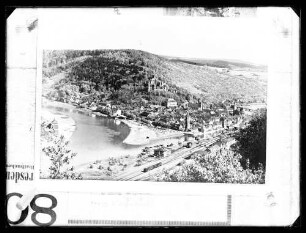 Blick auf Bahnhofsgelände, Mainspitze, Innenstadt und Burg