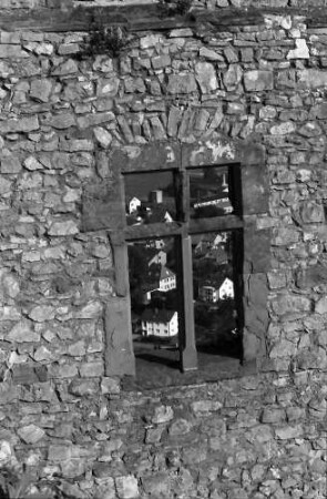 Lörrach, Haagen: Burg, Durchblick durch Mauerfenster auf Ort