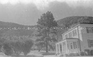 Selbstversenkung des Hochseepassagierdampfers "Columbus" am 19. Dezember 1939, Besatzungsangehörige im Internierungslager auf Angel Island, Kalifornien, Villa mit Veranda