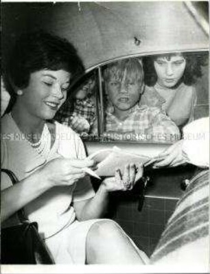 Dawn Addams gibt Autogramme bei den Berliner Filmfestspielen 1959