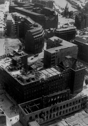 Hamburg-Altstadt. Blick von der Hauptkirche St. Petri auf den Speersort mit dem teilweise zerstörten Pressehaus, heute Helmut-Schmidt-Haus und der Ruine der Staatsbibliothek, ehemals Gelehrtenschule des Johanneums. Sie fielen der Bombardierung im Rahmen der Operation Gomorrha 1943 zum Opfer. Aufgenommen 1947