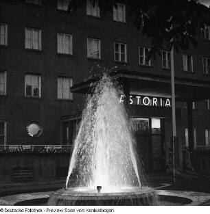 Studentinnen vor Mensa (1957-1958; H. Möhlenhoff, H. Bräuer) / Hotel Astoria