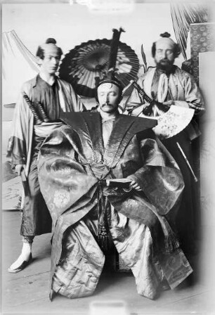 Japanisierende Theateraufführung der Kunstgewerbeschule Dresden unter Leitung von E. Antonio Donadini. Darsteller im Rollenkostüm. 1886