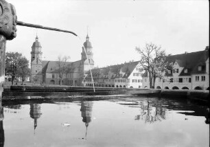 Freudenstadt: Brunnen am unteren Marktplatz, mit Wasserstrahl durch das Bild