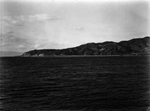 Küste von Kap dell'Armi : Blick vom Schiff auf das Meer und die Küste von Kap dell'Armi.