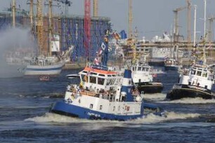Vor den St. Pauli Landungsbrücken gibt es eine Traditions-Vorführung der Hamburger Hafenschlepper