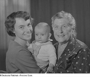 Familienporträt Oma, Enkelin mit Baby