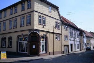 Eckhaus mit Ladengeschäft (Marktdrogerie) und Straßenzeile
