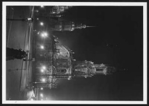 Dresden in Nachtbeleuchtung : Dresden. Blick von der Brühlschen Terrasse auf den Schlossplatz mit Hausmannsturm und Katholischer Hofkirche