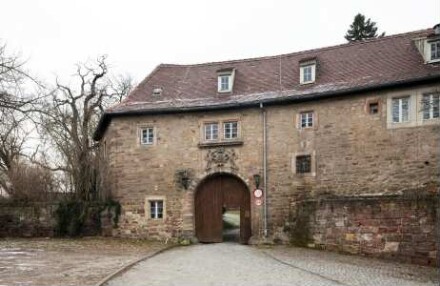 Schloss Burgscheidungen — Spätgotisches Torhaus mit Schulenburgschem Wappen
