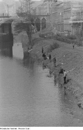 Eine Gruppe von Anglern an einem Flussufer