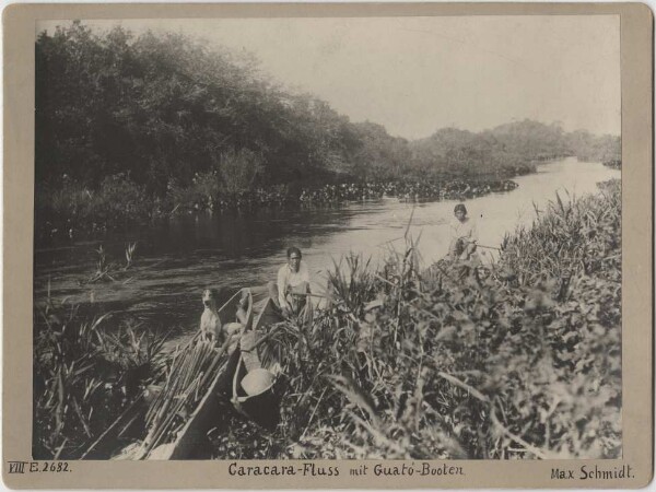 Rivière Caracara avec des bateaux Guató