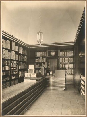 Zigarrenladen Eduard Palm, Berlin. Inneneinrichtung: Verkaufsraum mit Blick auf Rückwand