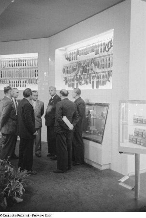 Besucher vor einem Messestand mit Wurstwaren